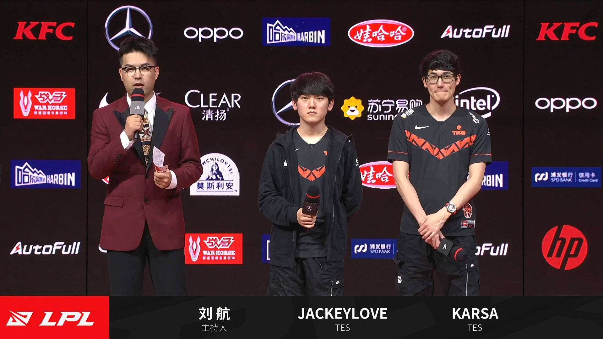 星空体育-Karsa重返赛场，比赛局势复杂首场状态出色，美国队观众沸腾！